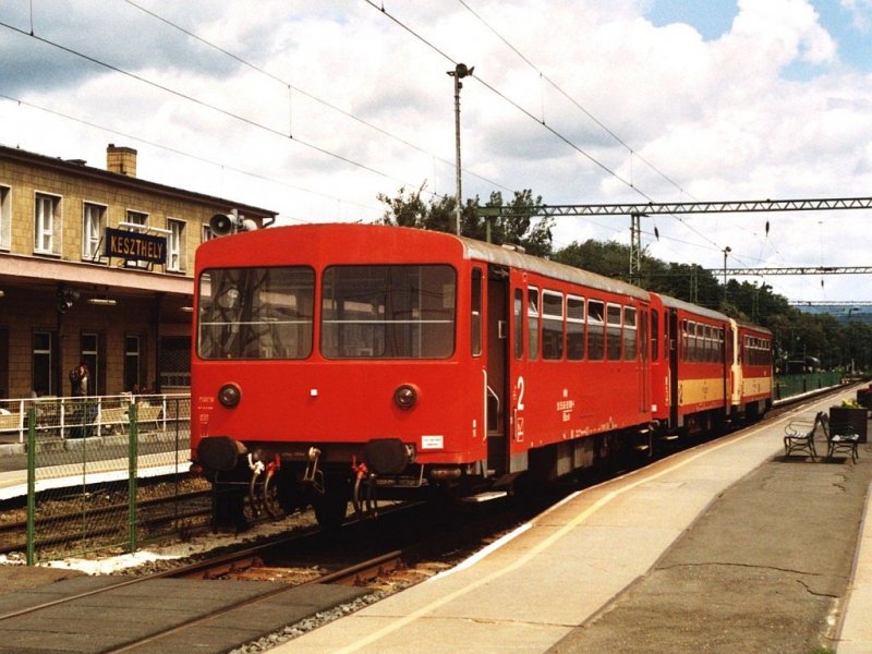 Bdzx und Bzmot 252 mit R 9644 Keszthely-Tapolca auf Bahnhof Keszthely am 8-8-2005. Bild und scan: Date Jan de Vries.