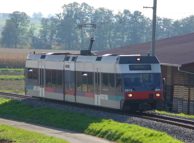 Be 2/6 501 .. Kurz vor der Einfahrt zu der Haltestelle Lscherz am 22.10.2006