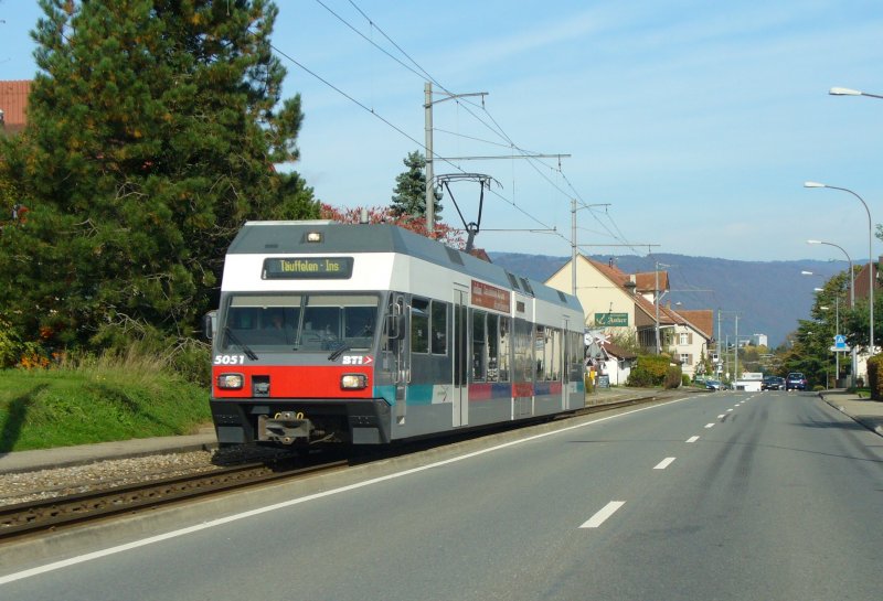 Be 2/6 505 Kurz nach Sutz zwischen den Haltstellen Sutz und Lattrigen am 22.10.2006