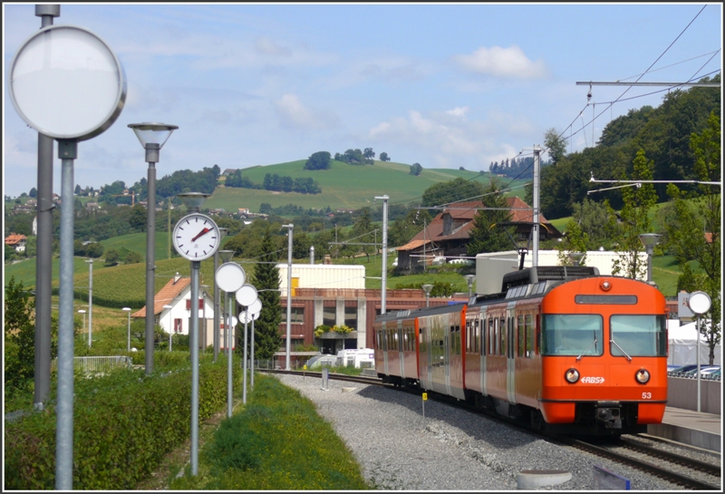 Be 4/12 53 erreicht die Haltestelle Worbboden. Beachtenswert sind die Beleuchtungskrper in Form von Bahnhofsuhren. (22.08.2009)