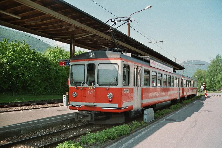 Be 4/4 101 + Bt 553 im Bahnof von Niederbipp am 11.05.2006