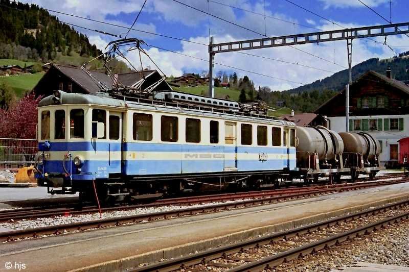 Be 4/4 36 rangiert in Saanen (10. Mai 2002). Die Kesselwagen werden dem nchsten, von einer GDe 4/4 gefhrten Regionalzug nach Montreux mitgegeben.