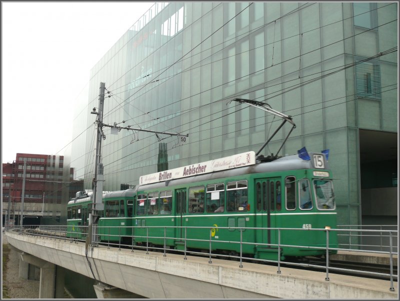 Be 4/4 459 + B4  der BVB nhern sich der Haltestelle Peter Merian. (08.04.2008)