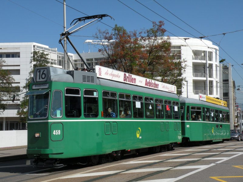 Be 4/4 459 mit Aw 1479 S bedient die Haltestelle Markthalle Richtung Bruderholz. Die Aufnahme entstand am 15. August 2009.