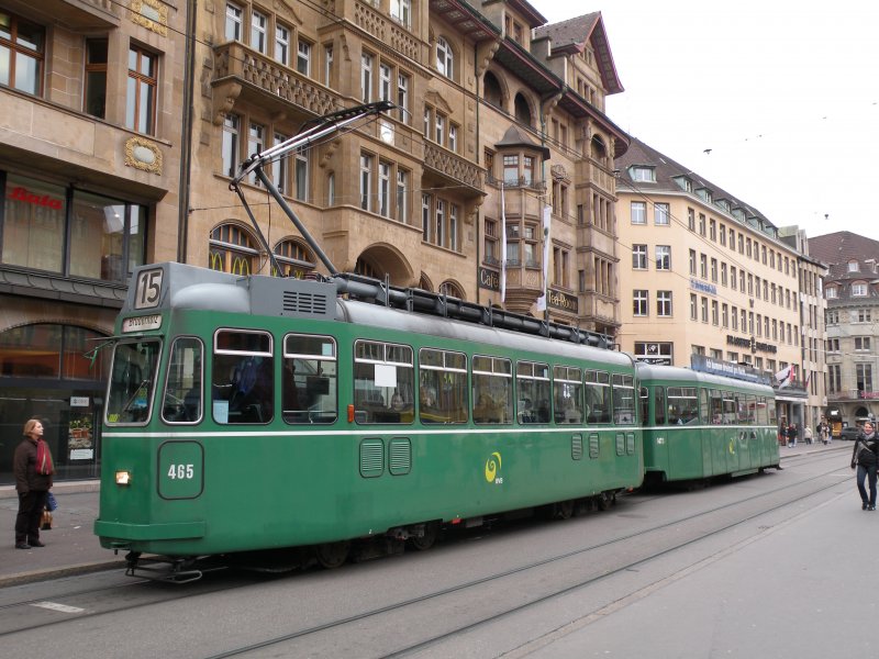 Be 4/4 465 ohne Werbung mit seinem Anhnger 1475 an der Haltestelle Marktplatz. Die Aufnahme stammt vom 26.02.2009.