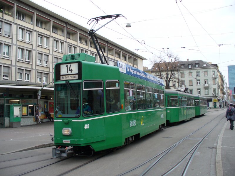 Be 4/4 487 mit B 1485 + B ???? eingeteillt auf der Linie 14 beim verlassen der Haltestelle Claraplatz am 17.03.2007