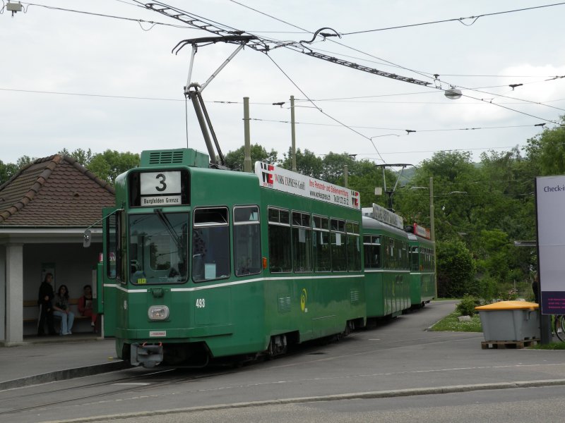 Be 4/4 493 wartet an der Endhaltestelle Birfelden Hard auf die nchste Abfahrtszeit. Die Aufnahme entstand am 14. Mai 2009.