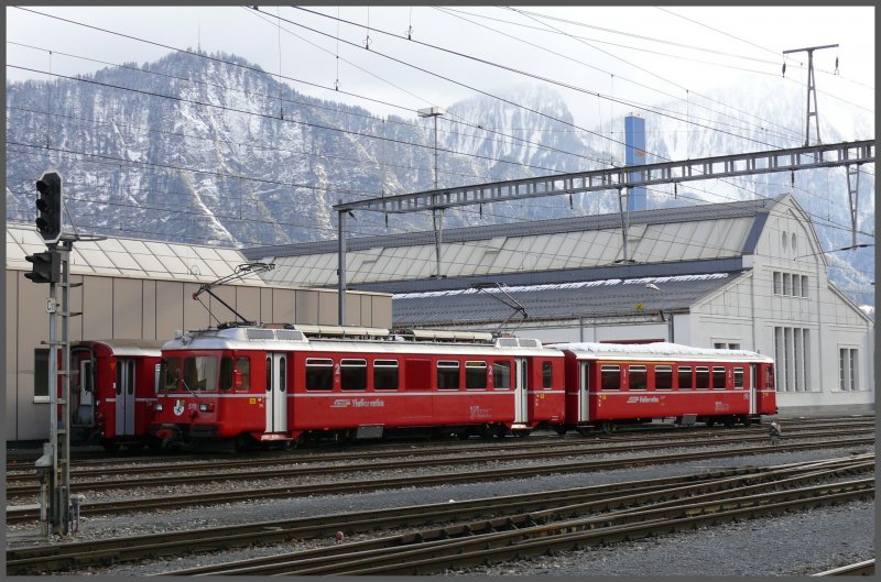 Be 4/4 511 2er Pendel vor dee RhB Hauptwerksttte in Landquart.
(12.11.2007)