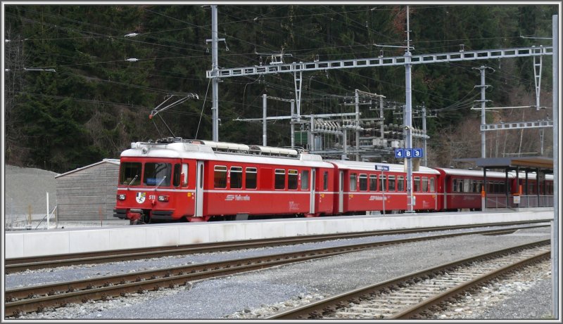 Be 4/4 511 mit Regio nach Rhzns in Reichenau-Tamins. (10.12.2007)