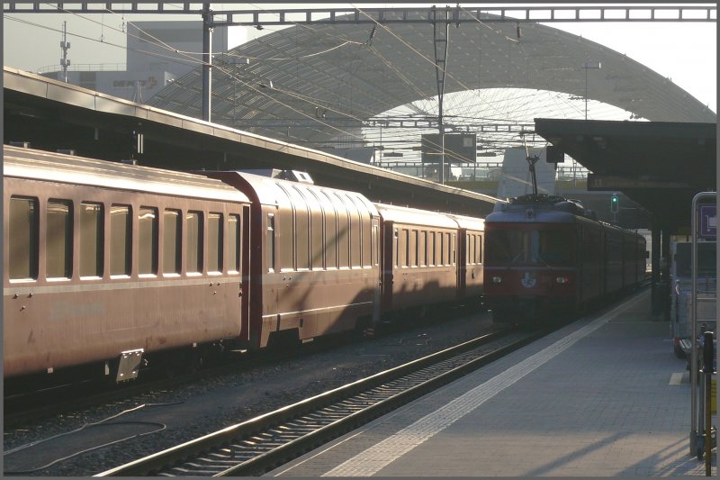 Be 4/4 511 Pendelzug im Gegenlicht des Bahnhofs Chur. (28.10.2007)
