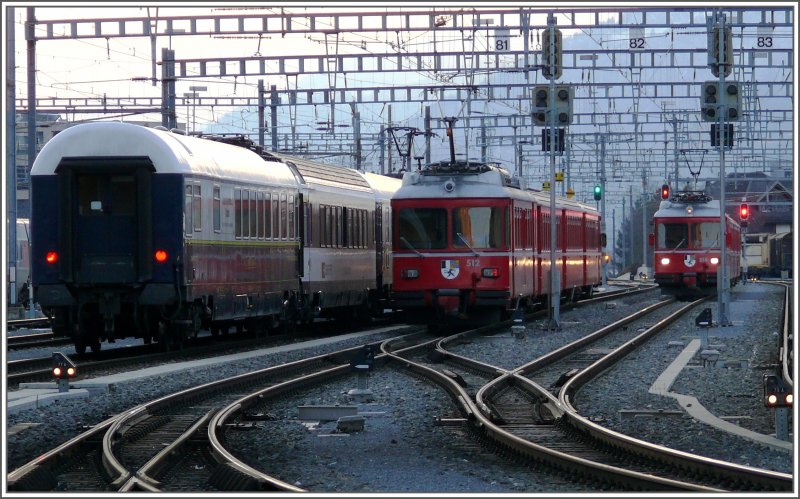 Be 4/4 512 und 514 Pendelzge kreuzen sich im westlichen Bahnhofvorfeld genau nach Plan wie zu jeder Stunde. (15.12.2007)