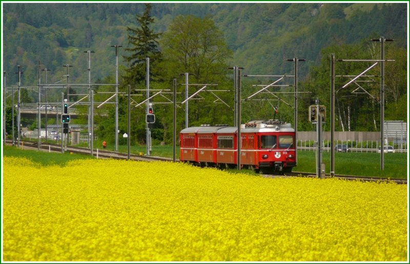 Be 4/4 512 als R1533 nach Rhzns nhert sich dem Einfahrsignal von Felsberg. (10.05.2009)