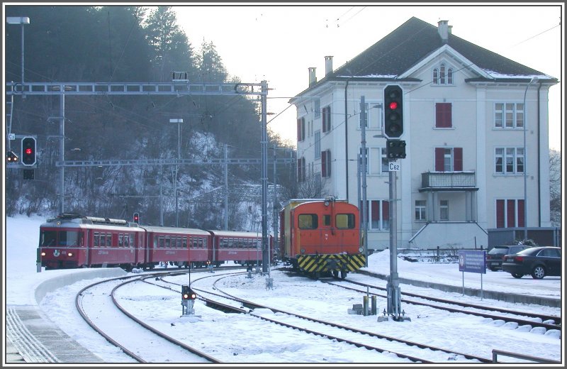 Be 4/4 513 und Tm 2/2 15 in Reichenau-Tamins. Das einzige Wohnhaus diesseits des Rheins heisst offiziell Beamtenhaus, da frher vermutlich ausschliesslich Eisenbahner dort gewohnt haben. (31.01.2007)