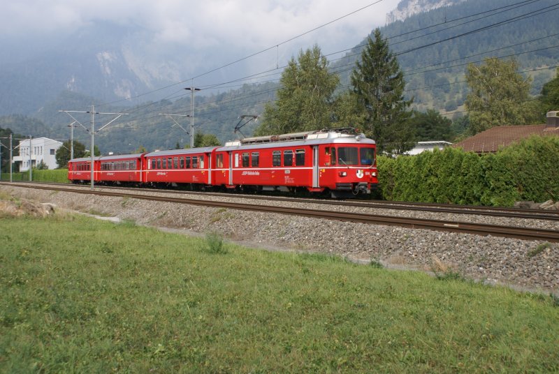 Be 4/4 514 befindet sich am 12.9.09 auf der Hhe des Golfplatzes in Domat/Ems.