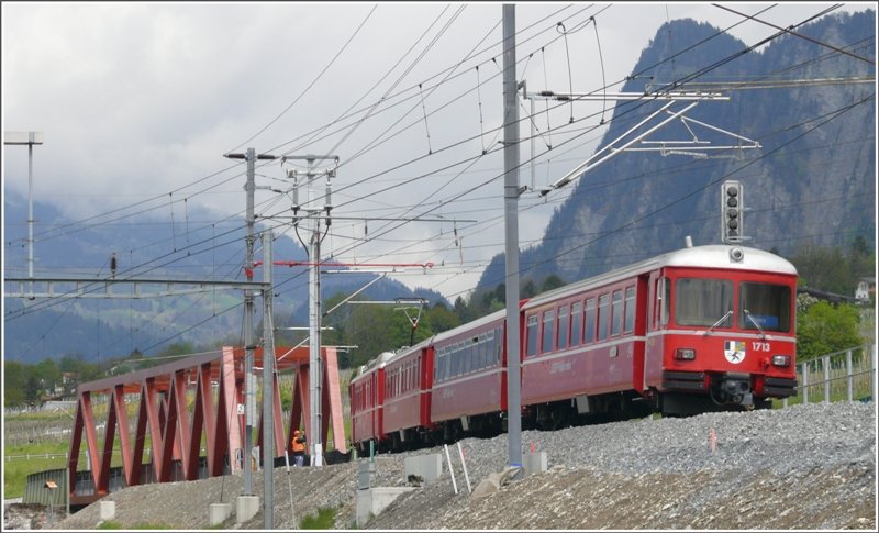 Be 4/4 514 Pendel mit Steuerwagen 1713 fhrt auf die neue Brcke ber die SBB Geleise beim Bahnhof Untervaz-Trimmis. (30.04.2009)