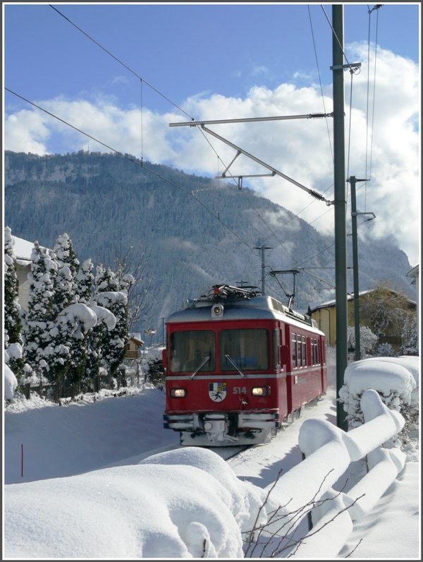 Be 4/4 514 Pendel verlsst das frisch verschneite Bonaduz auf dem Weg nach Chur. (23.11.2008)