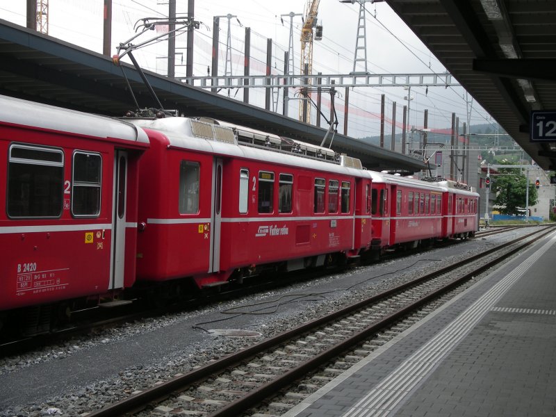Be 4/4 515 und Kurzpendel Be 4/4 514 beim gleichzeitigen auf- und abbgeln in Chur. (08.07.2006)