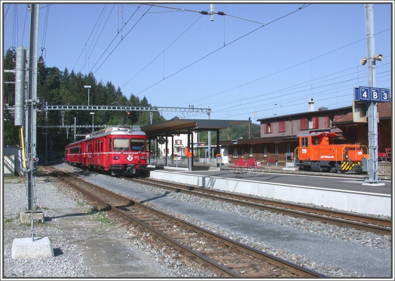 Be 4/4 515 Pendel nach Rhzns und Tm 120 in Reichenau-Tamins. (20.06.2007)