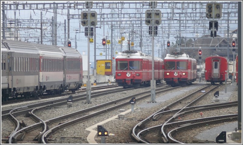 Be 4/4 516 und 511 treffen sich, wie geplant jede Stunde, im Vorfeld des Churer Bahnhofs. (01.03.2009)