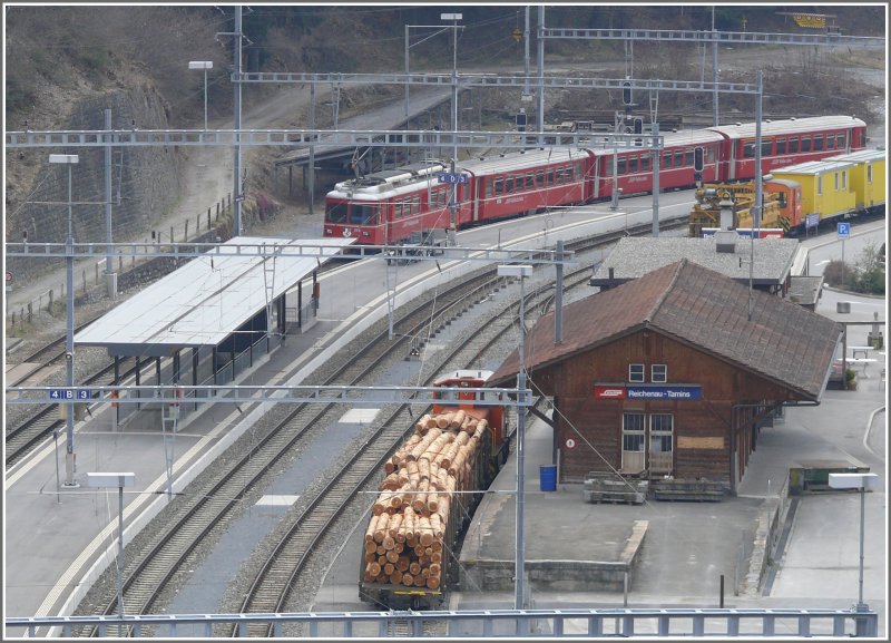 Be 4/4 516 als R 1549 nach Rhzns verlsst den Bahnhof Reichenau-Tamins. (01.04.2008)