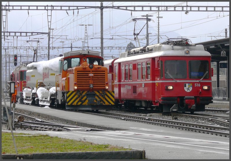 Be 4/4 516 Pendel nach Schiers kreuzt Gm 3/3 im Bahnhof Landquart. (12.11.2007)