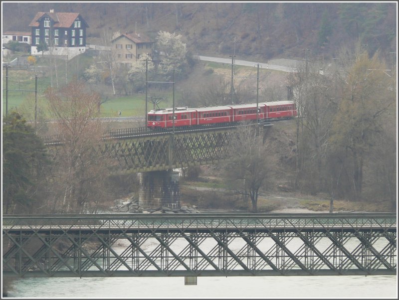 Be 4/4 516 Pendel nach Rhzns auf der Hinterrheinbrcke bei Reichenau-Tamins. Die Brcke im Vordergrund ber den Rhein dient dem Strassenverkehr (mit Gewichtslimite). (01.04.2008)