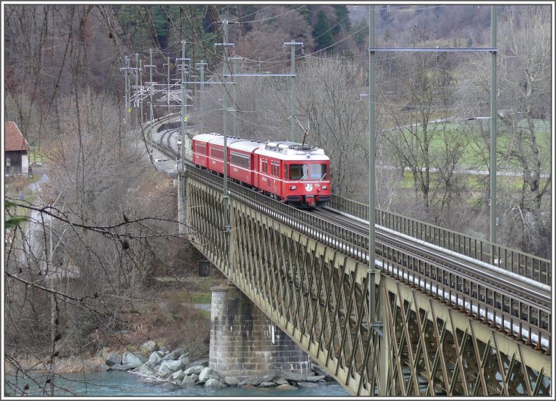 Be 4/4 516 Pendel berquert den Hinterrhein und nimmt den linken Schienenstrang nach Rhzns. (10.12.2007)