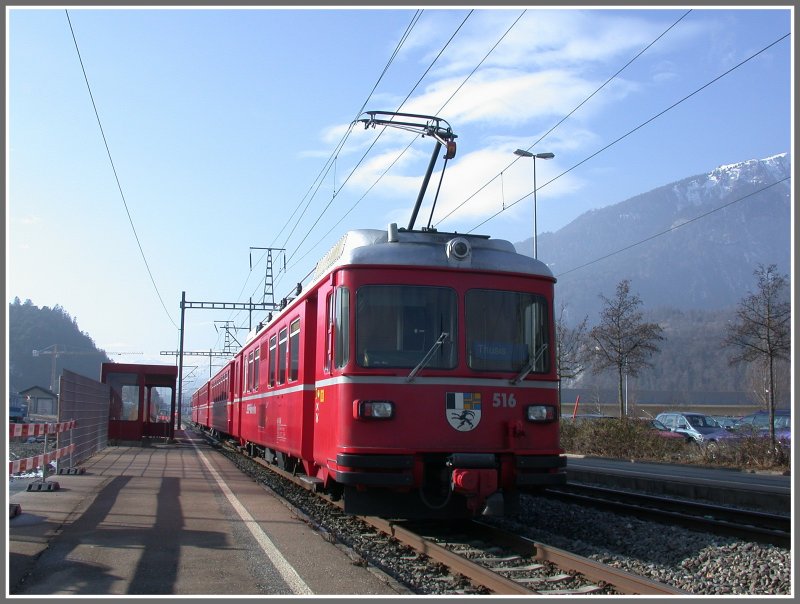 Be 4/4 516 schiebt den Regionalzug nach Thusis und hlt in Ems Werk. (01.02.2007)