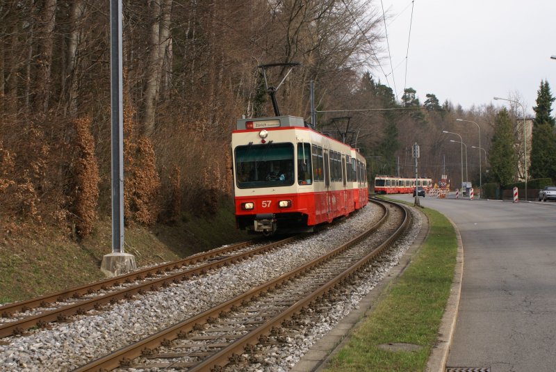 Be 4/4 57, Be 4/4 55 und Be 4/4 58 nhern sich am 2.4.09 der Stadtgrenze in Rahalp.