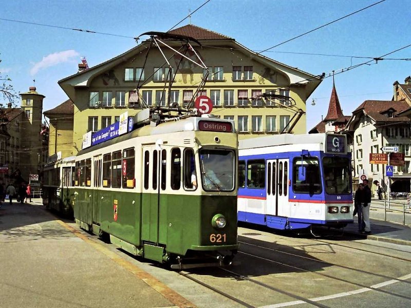 Be 4/4 621 auf dem Casinoplatz (6. Mai 2002). Hinten Be 4/8 89 des RBS.