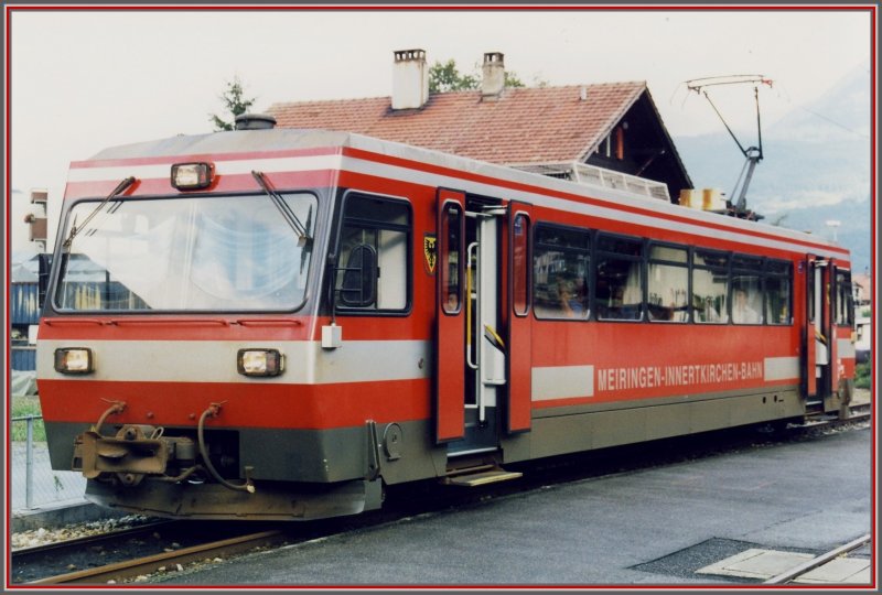 Be 4/4 8 in Meiringen/MIB Perron. Wegen des unterschiedlichen Stromsystems kann der Triebwagen trotz Verbindungsgleis nicht in den Zentralbahnteil einfahren. (Archiv 08/2000)