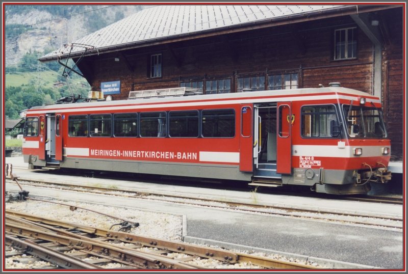 Be 4/4 8 vor der Station Innertkirchen. (Archiv 08/2000)