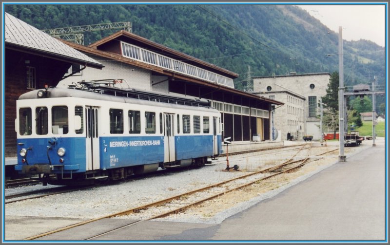 Be 4/4 9 vor den Gebuden der Kraftwerke Oberhasli in Innertkirchen. (Archiv 08/2000)