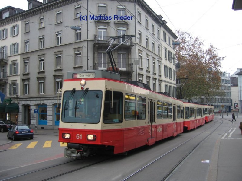 Be 4/4 Pendel der Forchbahn verlsst so eben Stadelhofen, die Foto entstand am 1.12.07