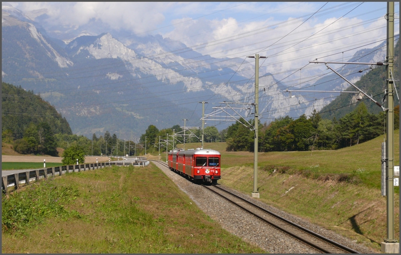 Be 4/4 Pendel mit Steuerwagen 1716 als R1539 von Chur nach Thusis zwischen Rhzns und Rothenbrunnen. Im Hintergrund sieht man den Kunkelspass, wo es rechts zum Calanda und links zur Ringelspitze hochgeht. (01.10.2009)