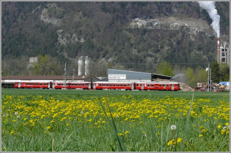 Be 4/4 Pendelzug kurz vor Untervaz-Trimmis. Im Hintergrund sieht man die Ruine Neuenburg. (26.04.2008)