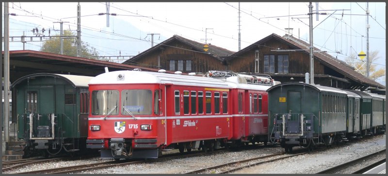 Be 4/4 und Steuerwagen ABt 1715 zwischen Dampfzugwagen vor dem  Gterschuppen Landuart. (22.10.2007)