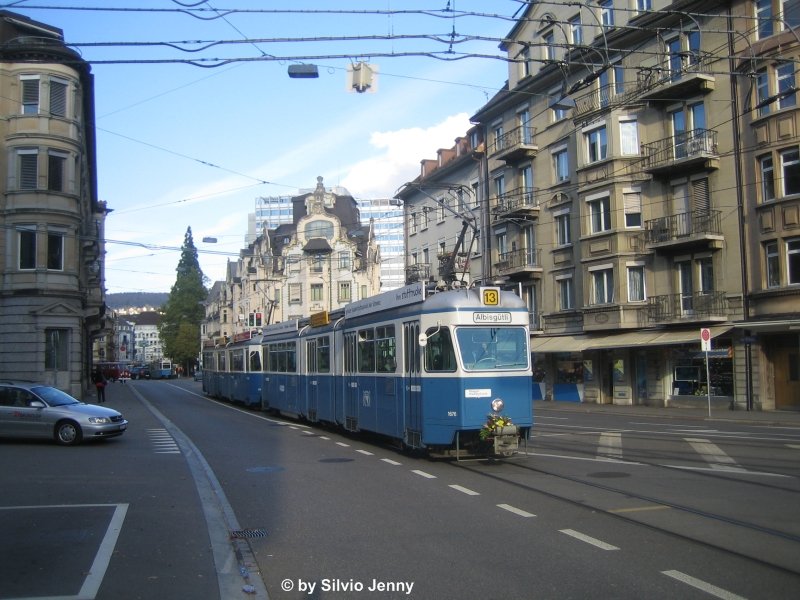 Be 4/6 1676 am 17.10.08 beim Bahnhof Enge. Anlsslich dem Hngger Wmmetfscht sind die Trams mit Blumenschmuck unterwegs.
