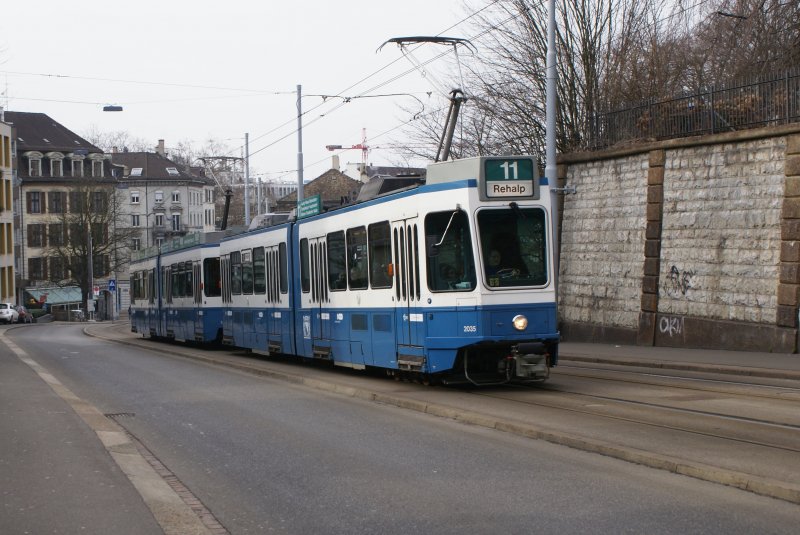 Be 4/6 2035 und Be 4/6 2308 fahren am 9.2.09 von Bahnhof Stadelhofen Richtung Kreuzplatz.