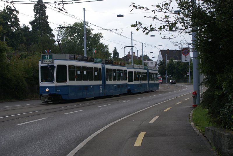 Be 4/6 2039 und Be 4/6 2028 fahren am 15.9.08 von Friedhof Enzenbhl Richtung Balgrist. Anlsslich des Knabenschiessen trugen an diesem Wochenende die Fahrzeuge der VBZ Fhnchen.
