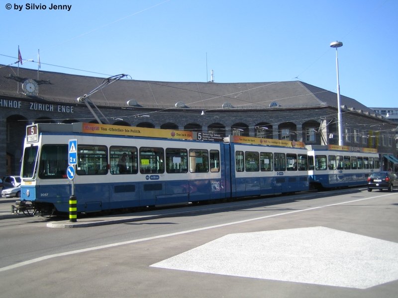 Be 4/6 2057 beim Bhf. Enge am 26.8.07. BEsonders gut an diesem Fahrzeug gefllt mir, das Zugfahrzeug und Pony (Anhnger) die gleiche Werbung des rtlichen Radiosenders ''Radio 24'' aufweisen. Denn sonst hat der Motorwagen in der Regel immer eine andere Werbung als das Pony. 