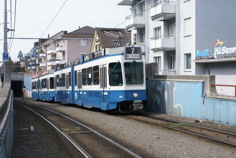 Be 4/6 2063 und Be 4/6 2078 verlassen am 2.4.09 den Schwamendinger Tunnel Richtung Stettbach.