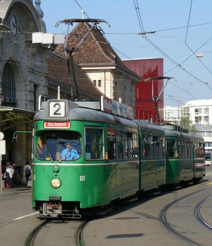 Be 4/6 639 auf der Linie 2 vor dem SBB Bahnhof Basel am 13.09.2006