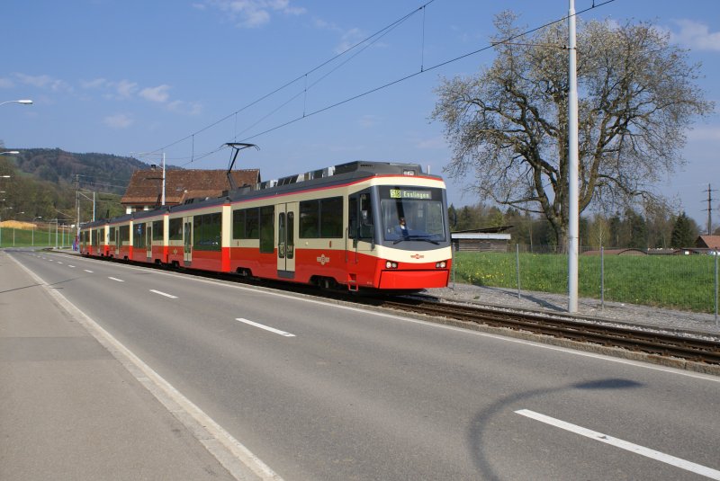 Be 4/6 65, Be 4/6 67 und Be 4/6 71 fahren am 13.4.09 von Emmat Richtung Esslingen.