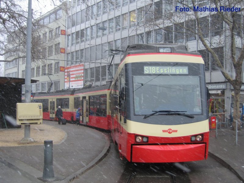 Be 4/6 der Forchbahn wartet ebenfals im Schneegestber im Stadelhofen am 24.03.08