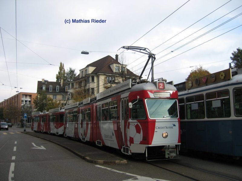 Be 4/6 mit  Bilder Kuh  im Fussball- Look kurz vor dem Bahnhof Tiefenbrunnen am 26.10.07