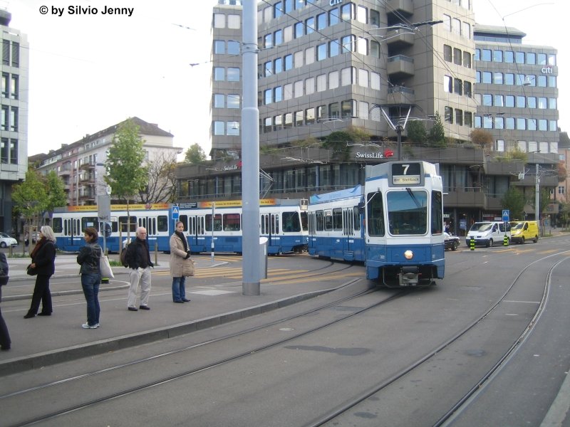 Be 4/6 Nr. 2072+2069 wenden wegen dem baubedingtne Unterbruch der Strecke Bahnhof Enge - Wollishofen bei der 6er Schlaufe am Bahnhof Enge. Die Linie 6 wendet derzeit bereits am Hauptbahnhof.
