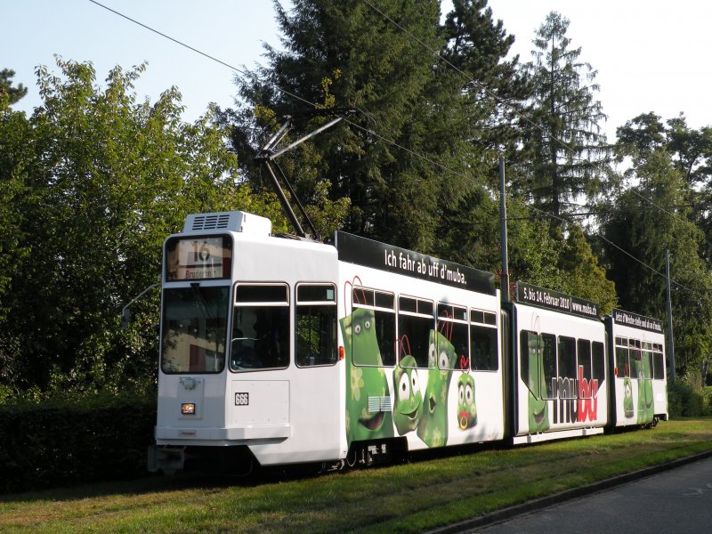 Be 4/6 S 666 mit der Muba Werbung fhrt Richtung Bruderholz. Hier befindet er sich kurz vor der Haltestelle Hauensteinstrasse. Die Aufnahme entstand am 10. September 2009.