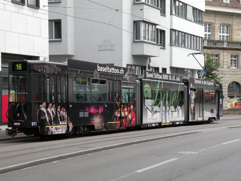 Be 4/6 S 671 macht seit lngerem Werbung fr das Basler Tattoo. Auf dem Bild steht der Wagen in der Spiegelgasse und wartet auf die kommende Abfahrtszeit. Die Aufnahme entstand am 12. Juli 2009. 