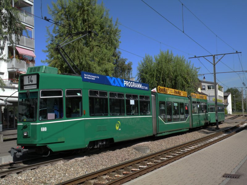 Be 4/6 S mit der Betriebsnummer 680 steht mit seinem Anhnger 1499 an der Endhaltestelle Pratteln der Linie 14. Das Bild entstand am 23.08.2009.